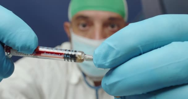 Coronavirus Aşısı Laboratuvar Testi Sırasında Şırınga Kullanan Beyaz Önlük Cerrahi — Stok video