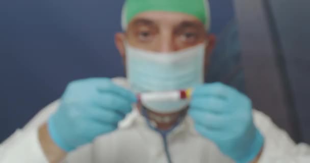 Les Mains Médecin Laboratoire Analyse Montrant Vidéocamère Résultat Test Sanguin — Video