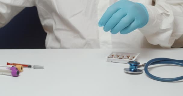在对一名病人进行围产期血检结果呈阳性时 分析实验室医生会对其进行密切检查 测试结果写在试管里 医生穿着一件白色的外套和蓝色的手套 — 图库视频影像