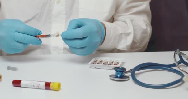 Detailní Záběr Rukou Lékaře Modrých Rukavicích Použitím Injekční Stříkačky Během — Stock video
