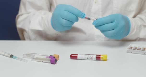 Coronavirus Aşısı Laboratuvar Testi Sırasında Şırınga Kullanarak Mavi Eldiven Giyen — Stok video