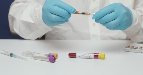 Coronavirus Aşısı Laboratuvar Testi Sırasında Şırınga Kullanarak Mavi Eldiven Giyen — Stok video