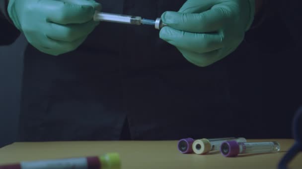 Närbild Läkare Med Gröna Handskar Med Hjälp Spruta Laboratorietestet För — Stockvideo