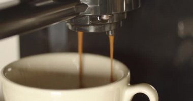 Nefis bir espresso kahve makinesi tarafından dolduruluyor. 
