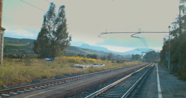 Вид Маленьку Залізничну Станцію Пірато Леонфорт Італія — стокове відео