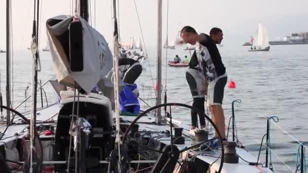 Triest Italien Oktober Matrose Räumt Das Seil Des Segelbootes Auf — Stockvideo