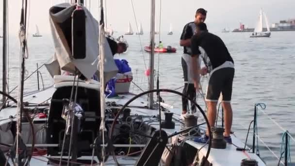 トリエステ イタリア 10月 Barcolanaのレガッタが10月の10 2020でキャンセルされた後 帆船のロープを結ぶ船員 — ストック動画