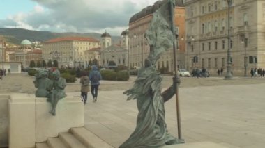 Bersagliere 'in bronz heykelinin manzarası. İtalyan Ordusu piyade birliğinin özel bir birliği. Trieste.