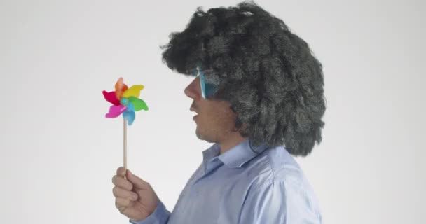 Visualização Perfil Homem Com Cabelos Cacheados Vestindo Óculos Sol Engraçados — Vídeo de Stock