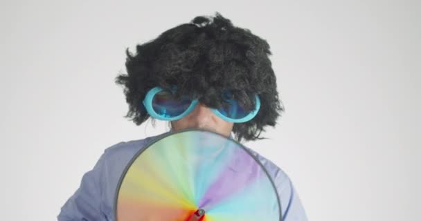 Вид Спереди Мужчины Кудрявыми Волосами Смешных Больших Солнцезащитных Очках Играющих — стоковое видео