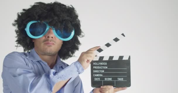 Человек Кудрявыми Волосами Носит Смешные Большие Солнцезащитные Очки Используя Хлопок — стоковое видео