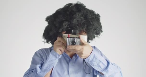 Vista Frontal Homem Com Tiro Peludo Encaracolado Com Uma Câmera — Vídeo de Stock
