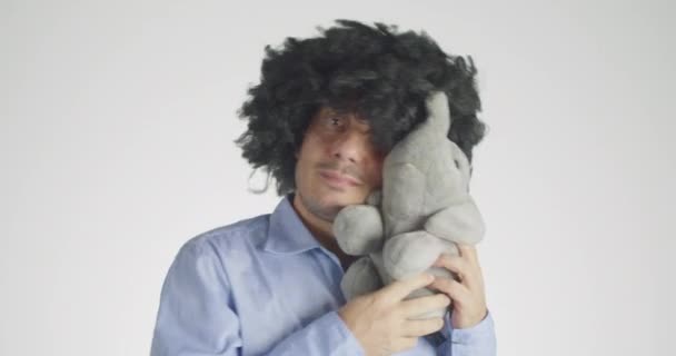 Vista Frontale Capelli Ricci Abbracciando Coccolando Suo Elefante Peluche Isolato — Video Stock