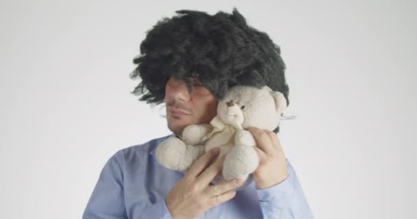 Vorderansicht Eines Lockenkopfes Der Seinen Teddybär Umarmt Und Schmust Isoliert — Stockvideo