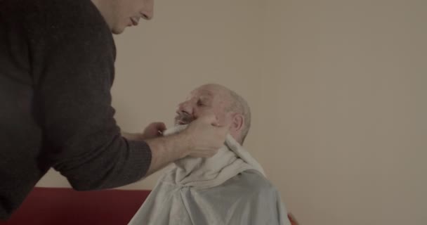 Ξυρίζοντας Τον Πατέρα Γενειάδα Στο Σπίτι — Αρχείο Βίντεο