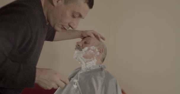 Adamın Biri Evde Babasının Sakalını Kesiyor — Stok video