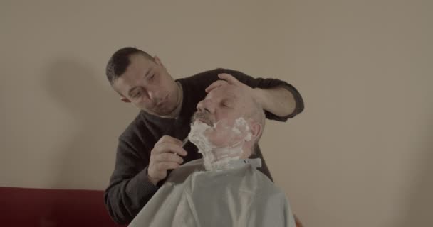 Adamın Biri Evde Babasının Sakalını Kesiyor — Stok video