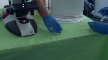 Trieste, 29 Eylül 2019 'da Bilimsel Araştırma Festivali Bilimi' nin 8. baskısı olan Trieste Next 'te bilim öğrenen küçük kızlar.