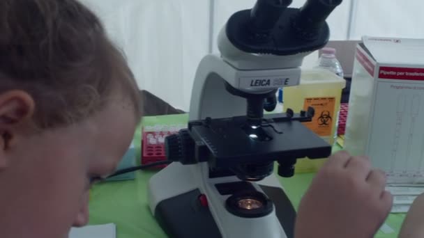 Trieste Itally Septembre Les Petites Filles Apprennent Science Pour Faire — Video