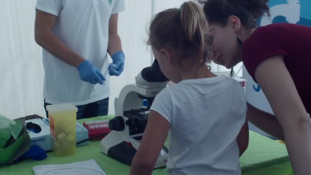 Trieste Itally Вересня Little Girls Learning Science Microscope Trieste Next — стокове відео