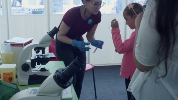 Trieste Itally Setembro Little Girls Aprendendo Ciência Para Fazer Cotonete — Vídeo de Stock