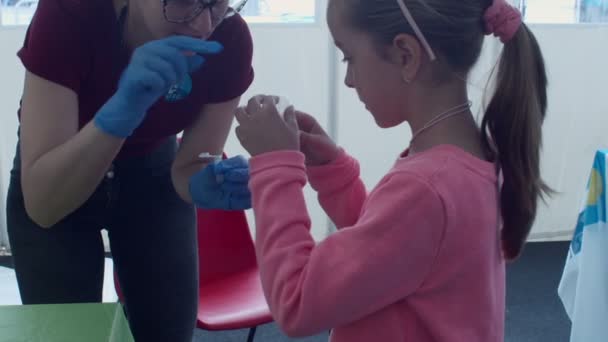 Trieste Itally Setembro Little Girls Aprendendo Ciência Para Fazer Cotonete — Vídeo de Stock