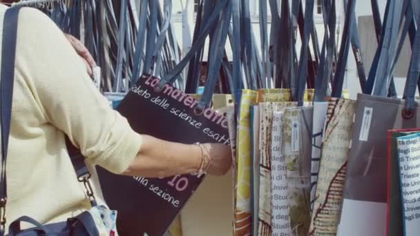 Жінка Тримає Дивиться Зверху Магазині Сумок — стокове відео