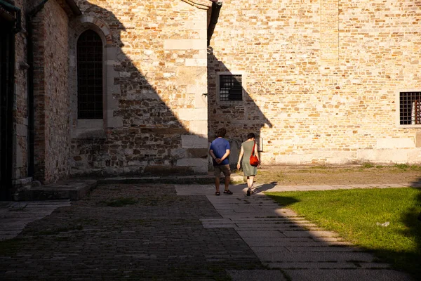 Aquileia Italië Augustus Een Paar Toeristen Lopen Naast Basilica Santa — Stockfoto