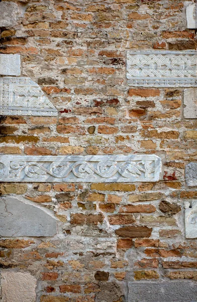イタリア アクイレイアのサンタ マリア アスンタ大聖堂の壁のフリーズ — ストック写真