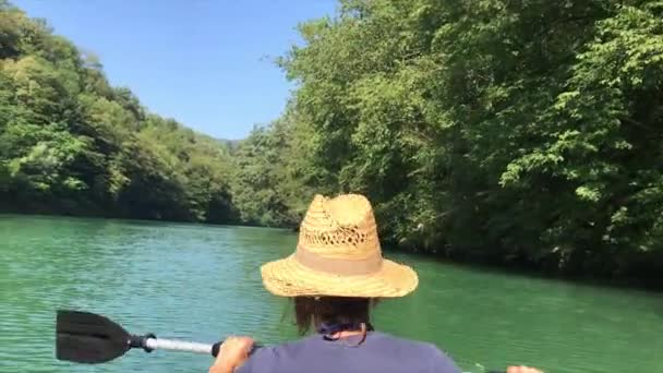 Canoagem Sob Luz Sol Visão Traseira Uma Menina Remando Dia — Vídeo de Stock