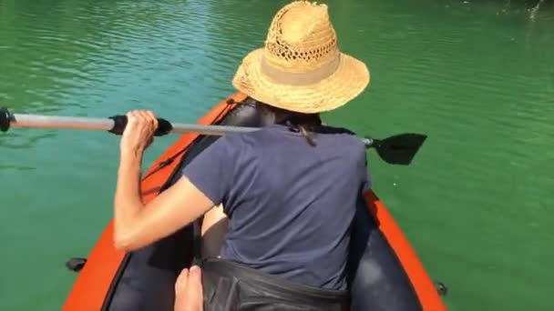 Kanufahren Sonnenlicht Ein Mädchen Rudert Einem Erholsamen Tag Fluss Soca — Stockvideo