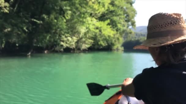 Canoa Sotto Luce Del Sole Veduta Posteriore Una Ragazza Che — Video Stock