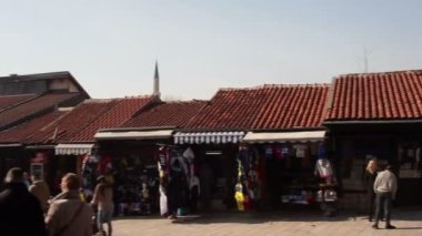 Saraybosna, Bosna-Erzegovina - Şubat, 16: Sebilj ahşap çeşme ve görünümünü Bascarsija'da Meydanı'nda Bascarsijska Dzamija Minare üzerinde 16 Şubat 2018