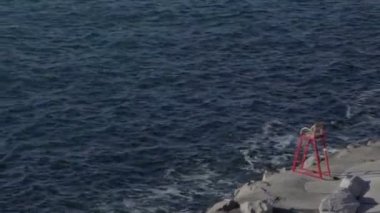 Kışın plajda cankurtaran sandalyesi, Trieste, İtalya