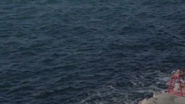 Kışın plajda cankurtaran sandalyesi, Trieste, İtalya