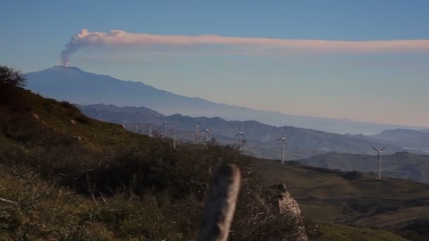 Vista Molinos Viento Del Volcán Etna Con Humo Sicilia — Vídeo de stock