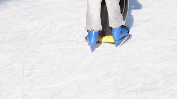 氷のスケートで人々の足のクローズアップ肖像画 — ストック動画