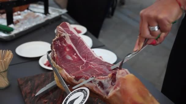Terst Itálie Říjen Žena Krájející Italskou Šunku Prosciutto Nožem Šunku — Stock video