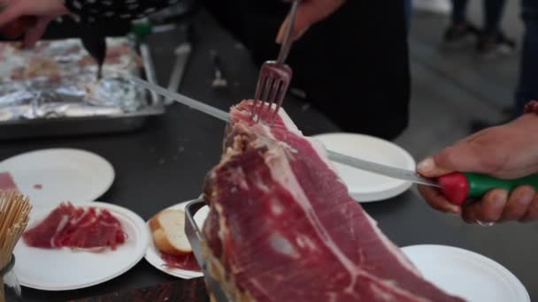 Kvinna Skära Italiensk Skinka Kallas Prosciutto Med Skinka Kniv — Stockvideo