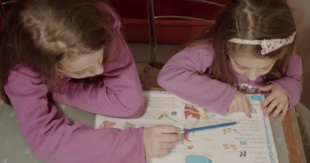 Девушка Помогает Младшей Сестре Домашним Заданием Частности Учит Читать — стоковое видео