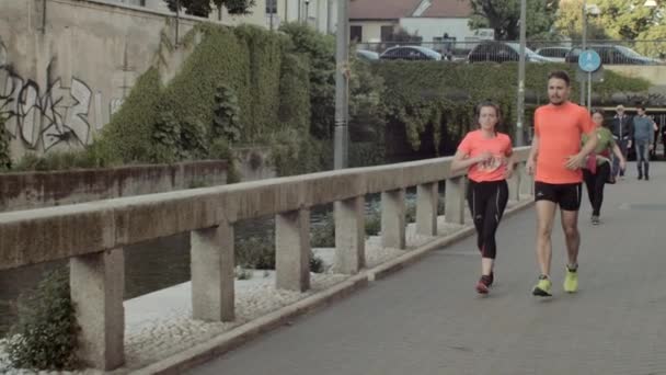 Milán Italia Abril Pareja Masculina Femenina Con Camiseta Naranja Corriendo — Vídeo de stock