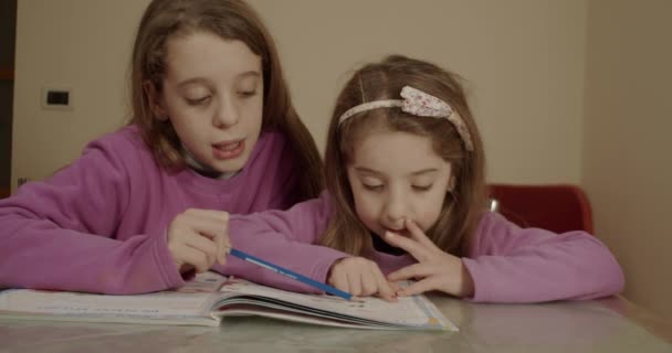 Дівчина Допомагає Своїй Молодшій Сестрі Домашнім Завданням Зокрема Він Вчить — стокове відео