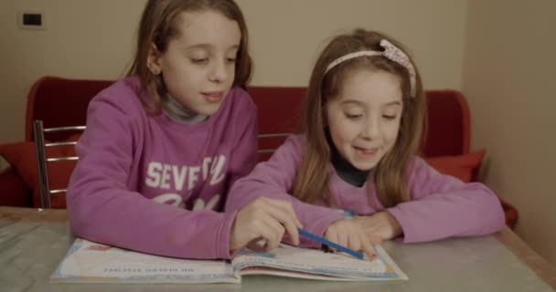 Dívka Pomáhá Své Mladší Sestře Domácím Úkolem Konkrétně Učí Číst — Stock video