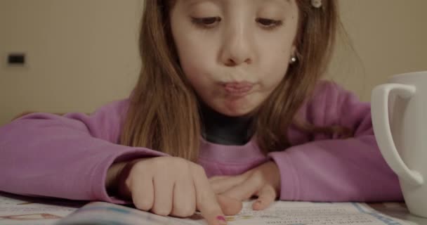 Niña Que Asiste Escuela Primaria Hace Tarea Mientras Aprende Leer — Vídeos de Stock