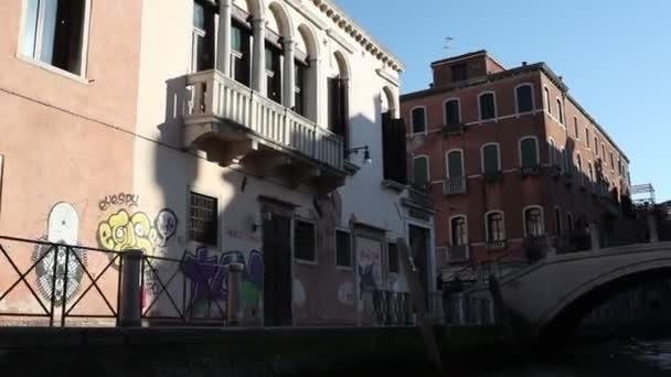 Venice Italien April Utsikt Över Den Typiska Kanalen Venediglagunen Den — Stockvideo