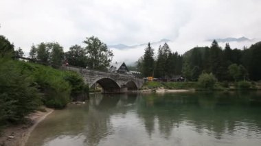 Slovenya 'nın en büyük kalıcı gölü Bohinj Gölü manzarası