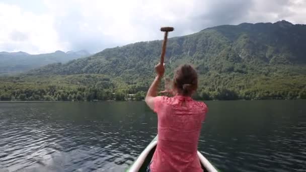 Женщина Изучающая Озеро Бохинь Каноэ Деревянном Каноэ Летний Сезон Словения — стоковое видео
