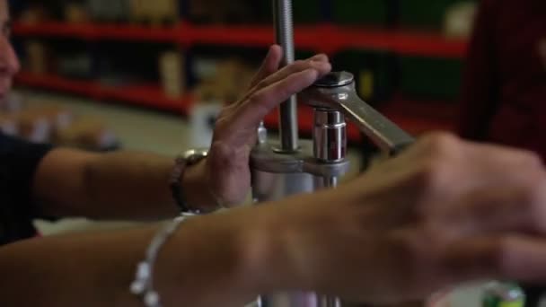 Montador Industrial Que Trabaja Haciendo Pieza Mecánica — Vídeos de Stock