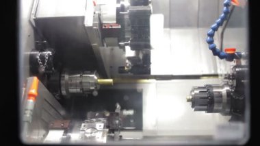 Modern bir işleme teknolojisi sırasında endüstriyel metalciliğin görüntüsü
