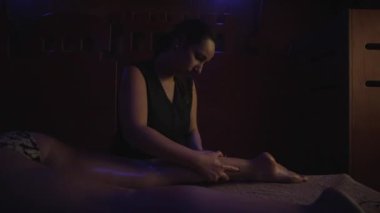 Kaplıca salonundaki genç bayana masaj. Çalışan eller masözlüğü.